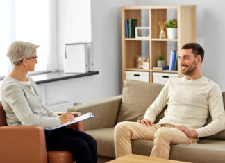 ¿Por qué necesito terapia? La importancia de revisar regularmente nuestra salud mental Therapy session